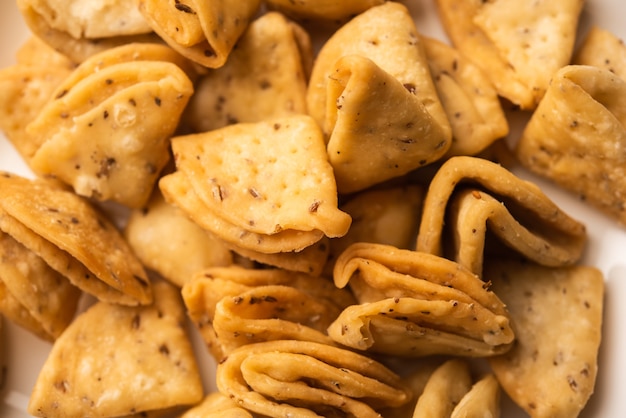 Em camadas ou tiras Mathri ou mathiya é uma receita de lanche popular que as pessoas gostam com chá no norte da Índia