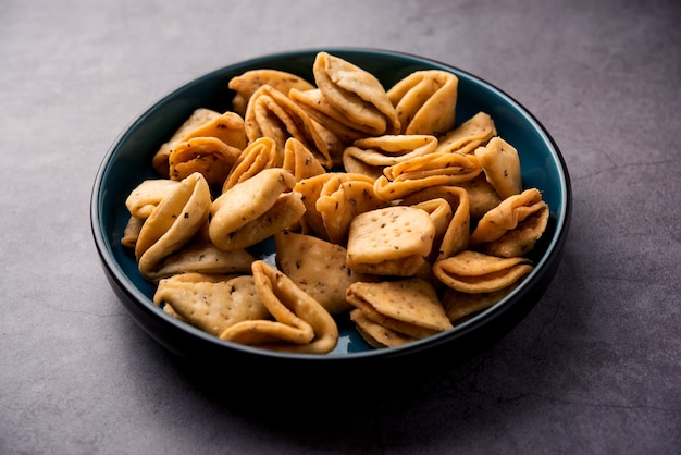 Em camadas ou tiras Mathri ou mathiya é uma receita de lanche popular que as pessoas gostam com chá no norte da Índia