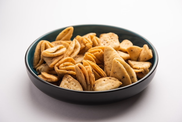 Em camadas ou tiras Mathri ou mathiya é uma receita de lanche popular que as pessoas gostam com chá no norte da Índia