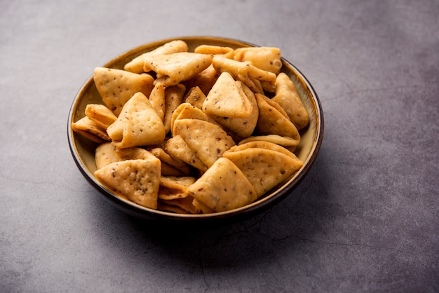 Em camadas ou tiras Mathri ou mathiya é uma receita de lanche popular que as pessoas gostam com chá no norte da Índia