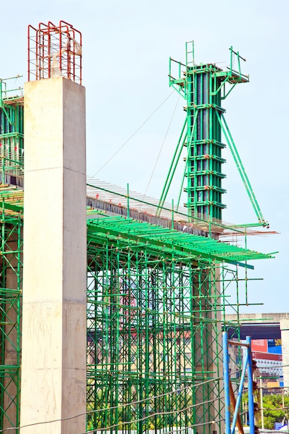 Em canteiro de obras, vertical