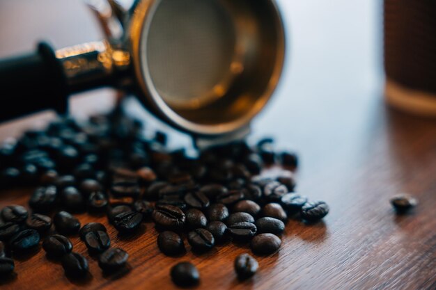 Foto em grãos de café adulterar e filtrar equipamento metálico para expresso tábua moderna em um restaurante grãos orgânicos xícara de mocha preparação para bebida gourmet com cafeína