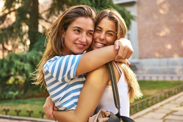 Em meio à beleza da natureza, amigos felizes se abraçam em um parque