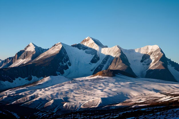 Em meio a céus azuis, majestosos picos sobem uma tapeçaria panorâmica de esplendor montanhoso