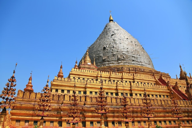 Foto em nyaung-u, mianmar, visite o incrível pagode shwezigon.