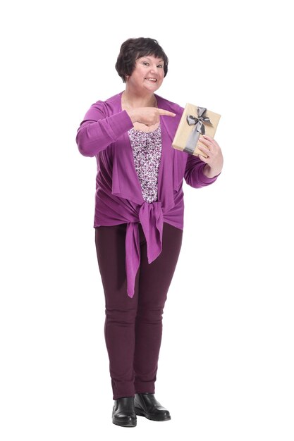 Em plena mulher idosa feliz com caixa de presente