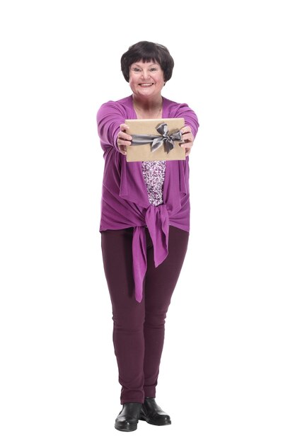 Em plena mulher idosa feliz com caixa de presente