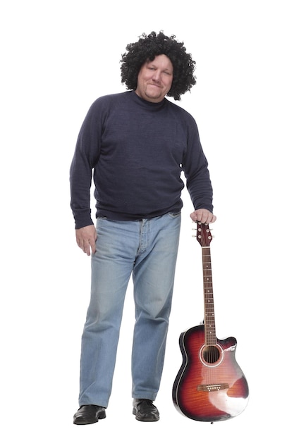 Em pleno crescimento homem maduro de cabelos encaracolados com uma guitarra