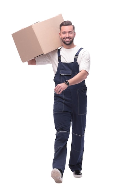 Em pleno crescimento, homem sorridente carrega uma grande caixa de papelão