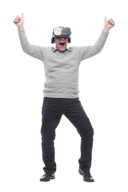 Foto em pleno crescimento homem sorridente em óculos de realidade virtual