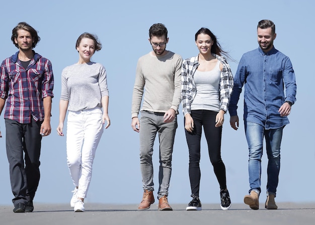 Em pleno crescimento um grupo de jovens caminhando pela estradaphoto com espaço de cópia