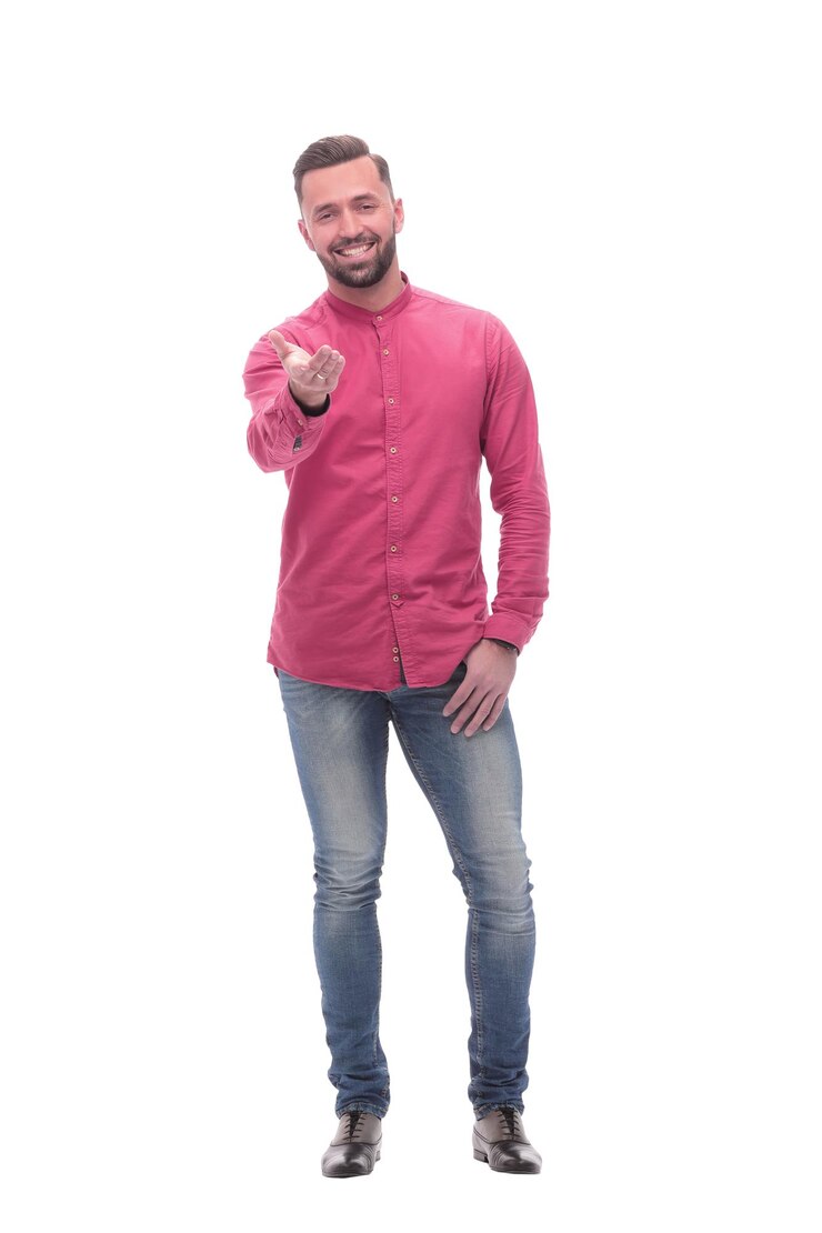 Foto em pleno crescimento um jovem amigável olhando para você