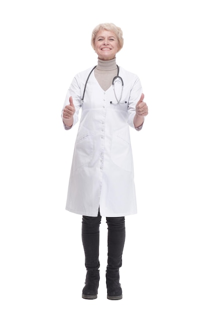 Em pleno crescimento, uma médica sorridente mostrando os polegares para cima