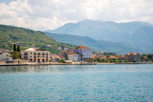 Em Porto Montenegro turistas passeiam e descansam à beira-mar Montenegro Tivat