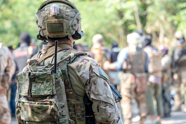 Em roupas militares, um pacificador. ideia de segurança, foto tirada atrás do soldado