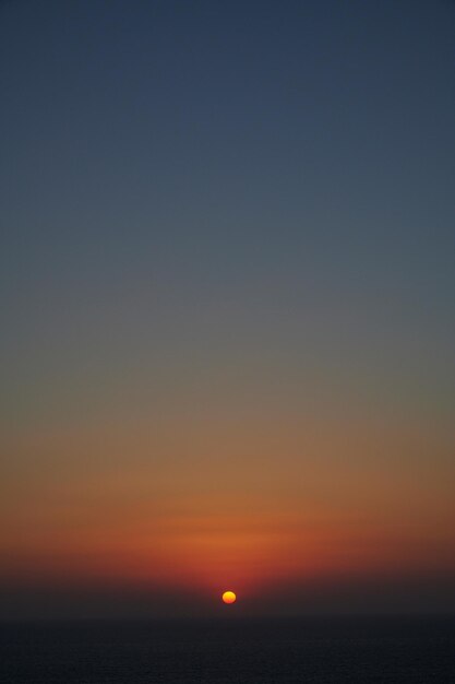 Foto em santorini você pode ver um belo e colorido pôr do sol todas as noites