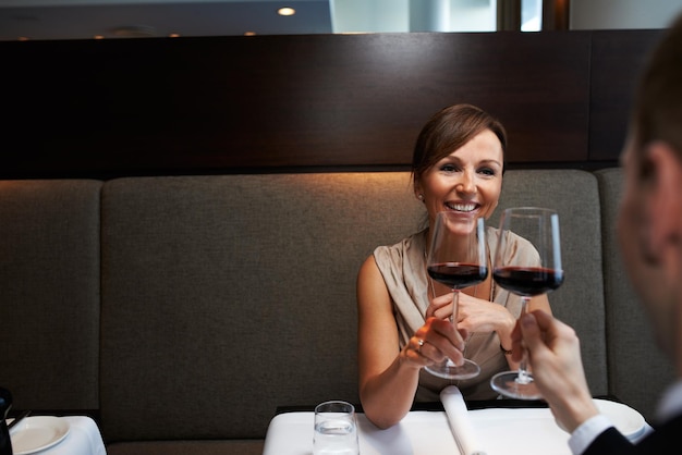 Em seu aniversário Foto recortada de um casal jantando em um restaurante