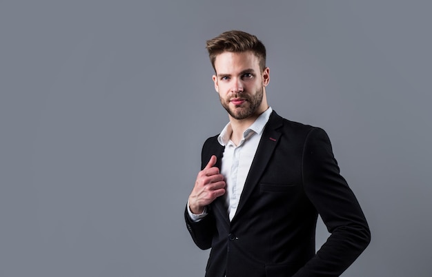 Em seu próprio estilo, penteado bem preparado, beleza masculina e aparência de moda, traje de escritório formal para barbudo, homem bonito, sem barba, com conceito de cabeleireiro de cerdas, chefe jovem e confiante