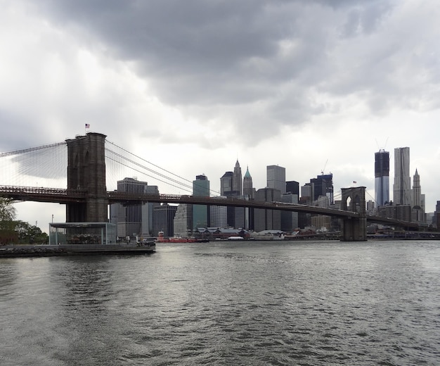 em torno da Ponte de Brooklyn, em Nova Iorque