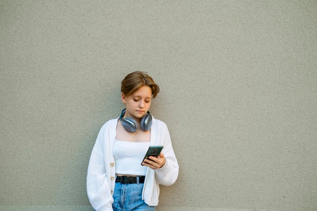 Foto em um abraço digital, um adolescente se conecta com o mundo através da música pulsando de telefones fones de ouvido