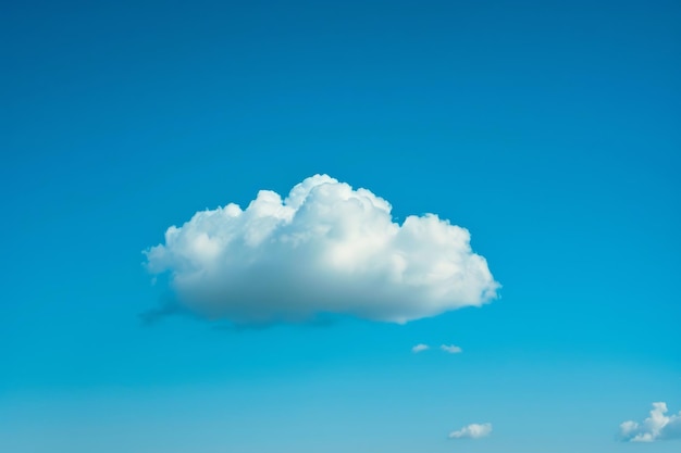 Em um céu azul claro, uma única nuvem oferece amplo espaço para texto