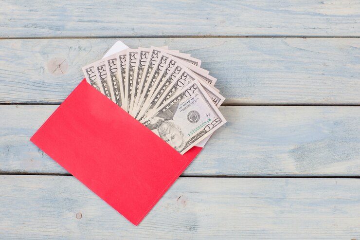 Foto em um envelope vermelho dólares americanos
