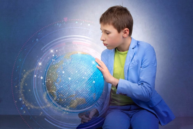 Em um fundo abstrato azul, um menino de terno examina e estuda o globo do planeta