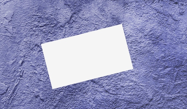 Em um fundo abstrato roxo, há um cartão em branco branco com um lugar para inserir texto Modelo Copiar espaço