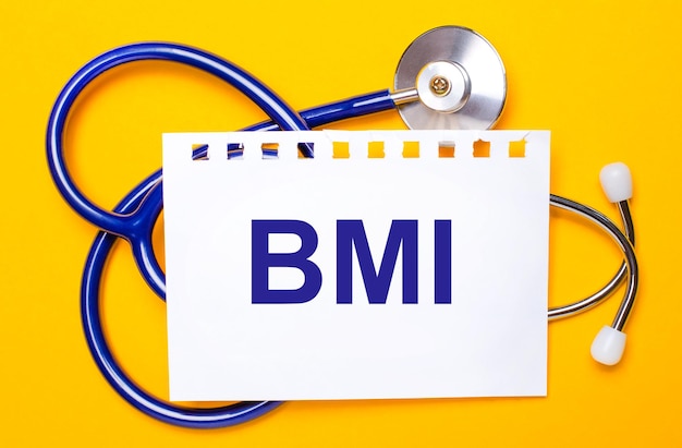 Em um fundo amarelo brilhante, um estetoscópio azul e uma folha de papel com o texto BMI Body Mass Index Medical concept