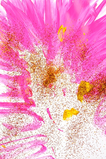 Em um fundo branco, faixas cor-de-rosa de aquarela são salpicadas com brilhos dourados