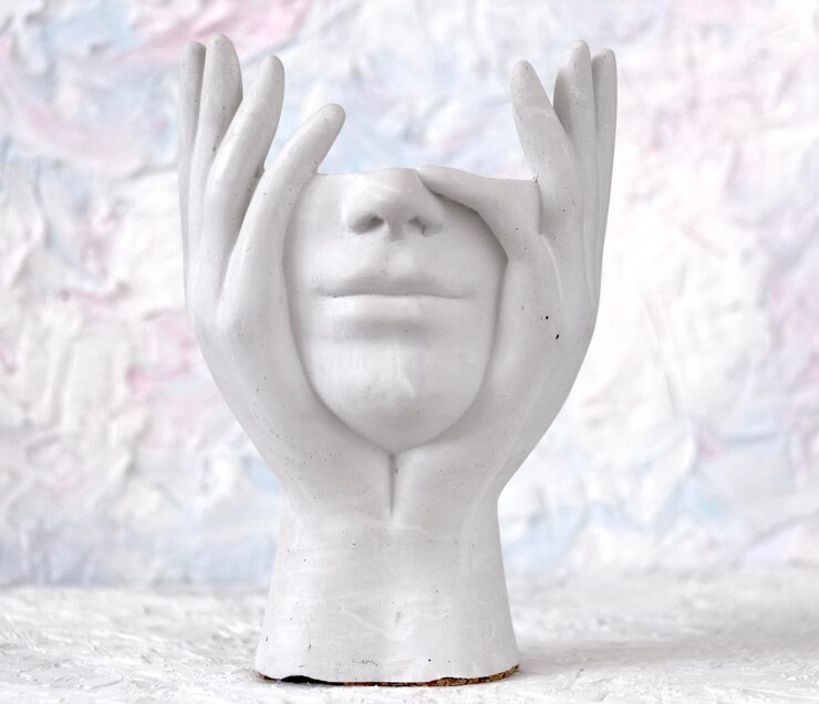 Foto em um fundo de concreto branco uma estatueta de gesso branco sem cabeça