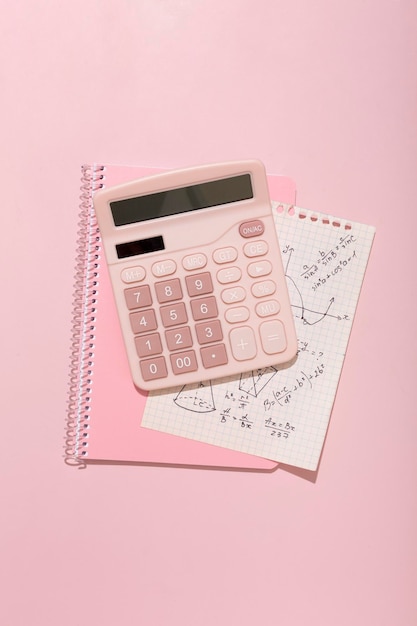 Foto em um fundo rosa, a escola rosa fornece folhas de dicas de calculadora