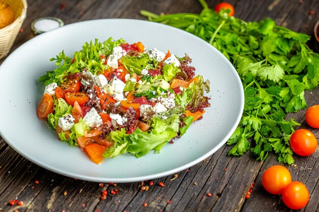 em um prato, salada com queijo, pimenta assada, ervas, legumes, molho