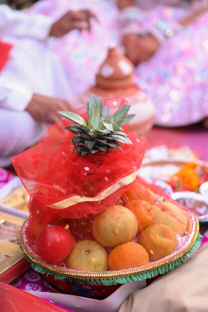 Foto em um programa cultural, um abacaxi é decorado com muitas outras frutas