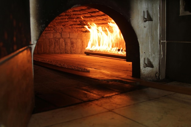 Em um restaurante pão pita ou pide cozinhando no forno ou fogão