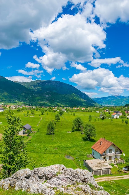 Em um vale pitoresco entre as montanhas, há uma pequena aldeia