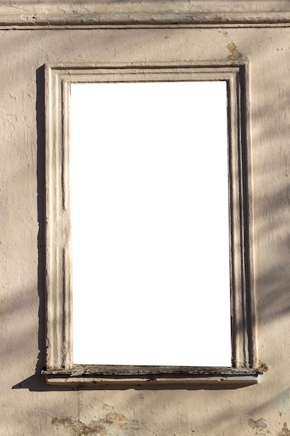 Em um velho muro de pedra, uma janela de uma casa residencial isolada em um fundo branco. Foto de alta qualidade