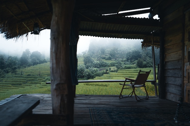 Em uma cabana em um campo de arroz verde, dia de descanso, descanso na chuva