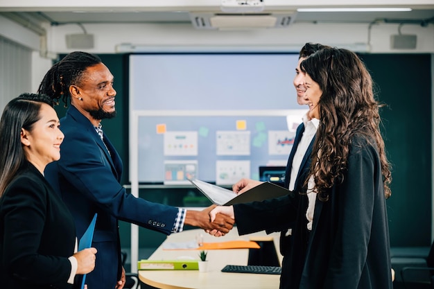 Em uma reunião, os profissionais selam um acordo com um aperto de mão, demonstrando sua colaboração e acordo bem-sucedidos. Executivos, advogados e gerentes celebram suas conquistas. Trabalho em equipe.