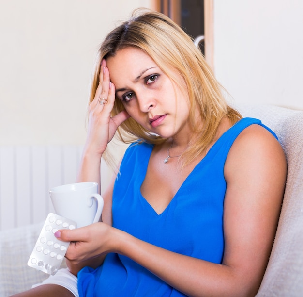 emale con antibiótico y vaso de agua en el interior