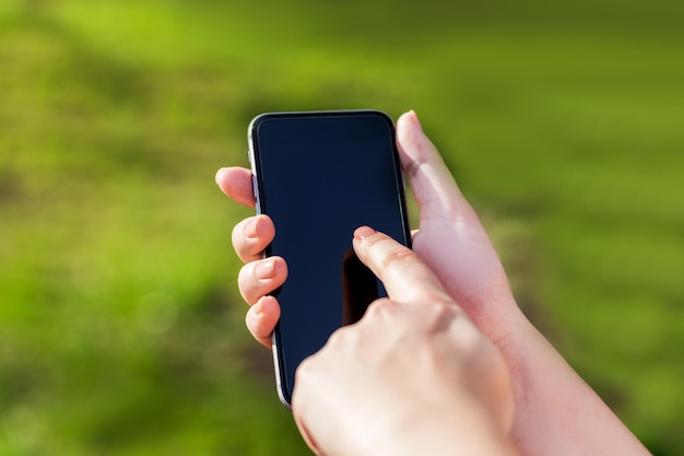 Emale mão segurando um telefone