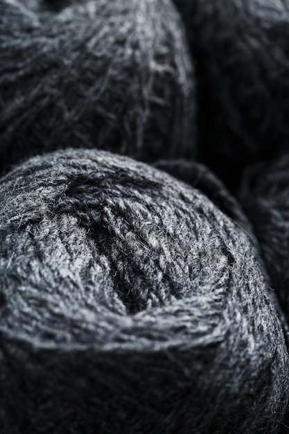 Emaranhados de fios cinza feitos de lã natural, close-up em tela inteira.