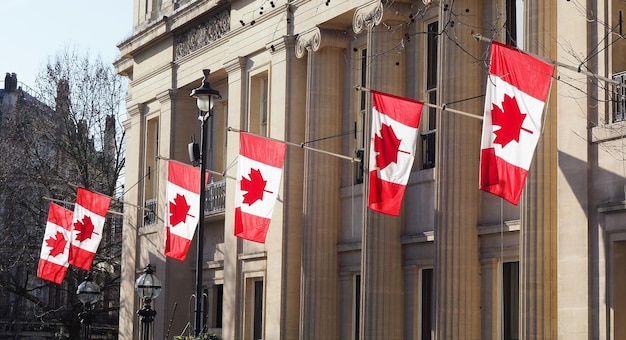 Embajada de Canadá en Londres con muchas banderas canadienses