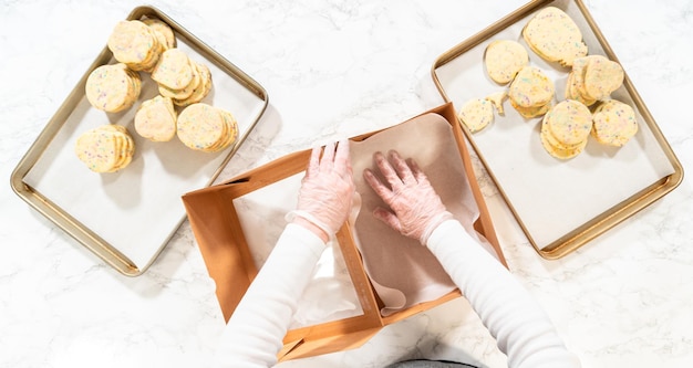 Embalagem de biscoitos de açúcar adornados com sprinkle em caixas