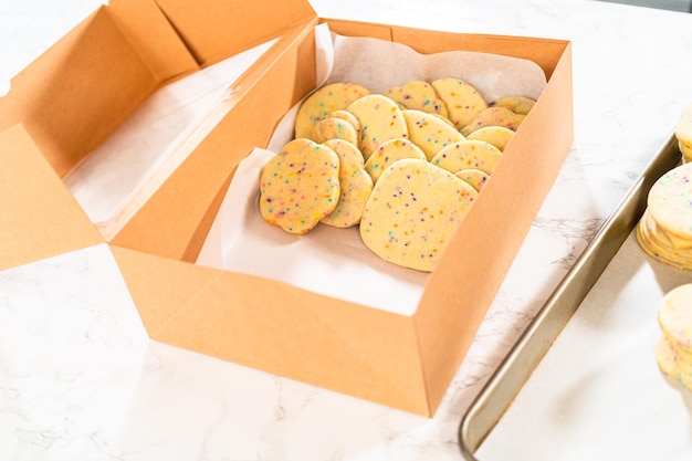 Embalagem de biscoitos de açúcar em caixas