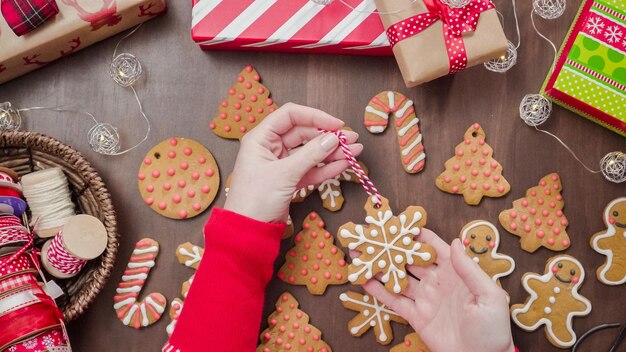 Embalagem de biscoitos de gengibre caseiros tradicionais como presentes de comida.