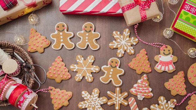 Embalagem de biscoitos de gengibre caseiros tradicionais como presentes de comida.