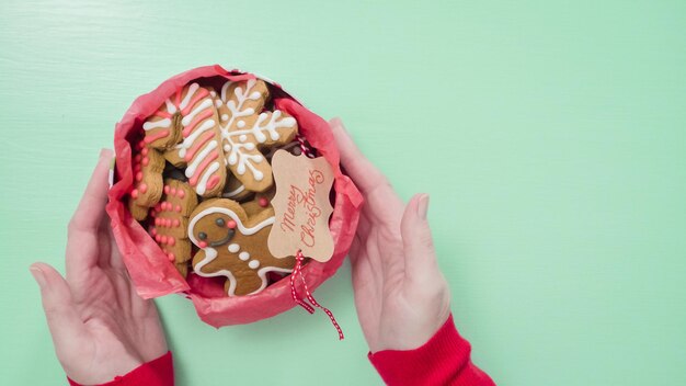 Embalagem de biscoitos de gengibre caseiros tradicionais como presentes de comida.