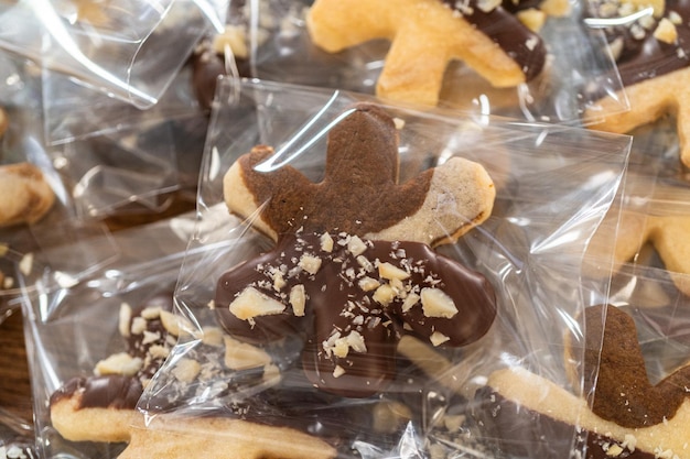 Embalagem de biscoitos festivos com delícias de Natal com cobertura de chocolate