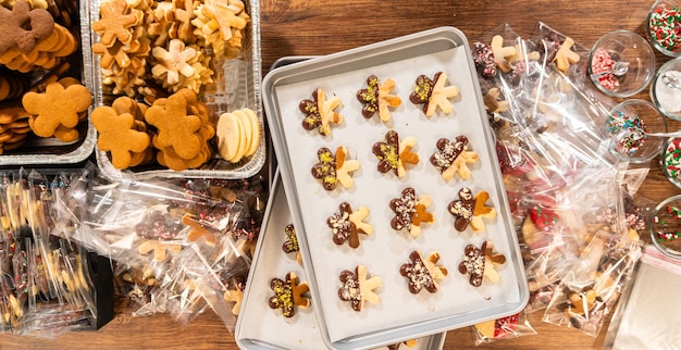 Embalagem de biscoitos festivos com delicias de Natal com ponta de chocolate